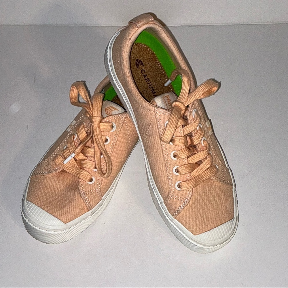 Cariuma, Size 8, Peach Pantone